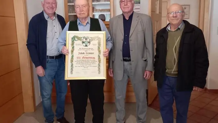Zum 100. Geburtstag bekam Jakob Kranner vom ÖKB Oberhaag eine Ehrenurkunde überreicht