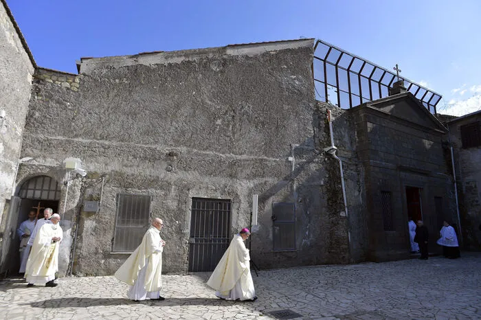 Danach machte sich der Papst auf den Weg in die Strafanstalt von Paliano südlich von Rom. Dort sitzen 70 Häftlinge, vor allem geständige Kriminelle, ein, die mit der Justiz zusammenarbeiten, darunter sind frühere Mitglieder der Mafia und Terroristen.