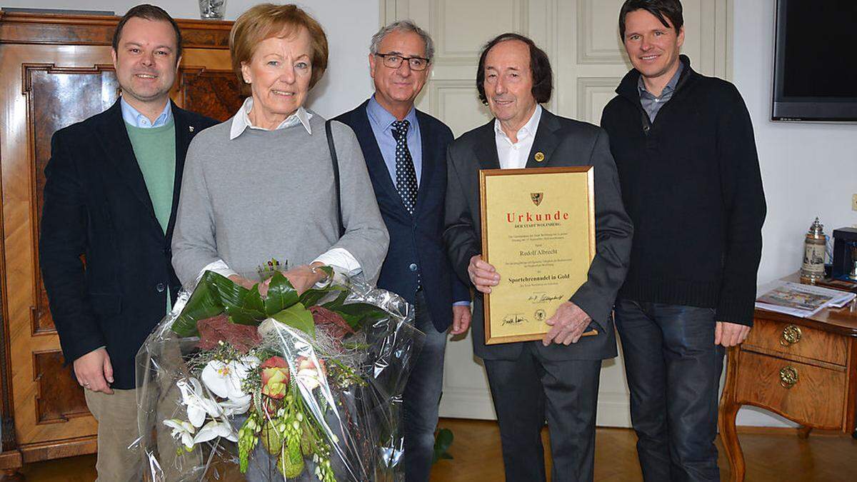 Stadtrat Christian Stückler, die Ehefrau des Geehrten, Monika Albrecht, Bürgermeister Hans-Peter Schlagholz, Rudolf Albrecht und Stadtrat Alexander Radl 