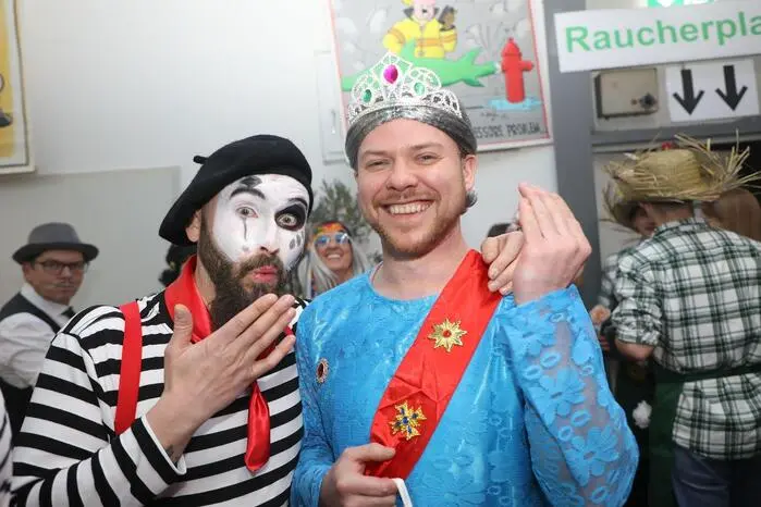 Höhepunkte des Abends waren der Glückshafen, die mit Spannung erwartete große Demaskierung und die traditionelle Maskenprämierung für die originellsten Verkleidungen.