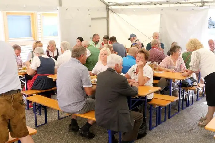 Auf 1050 Metern Seehöhe in optimaler Kirchtagslaune angetroffen wurden unter anderem Bürgermeister Seppi Ofner, Ärztin Sabine Wolkenstein, Schmiedemeister Heribert Wieland, Imkermeisterin Christa Prader-Schattleitner, Tischlermeister Wilfried Ernst, Baumeister Bernhard Krause sowie Motorradfreak Reinhard Pirolt. 