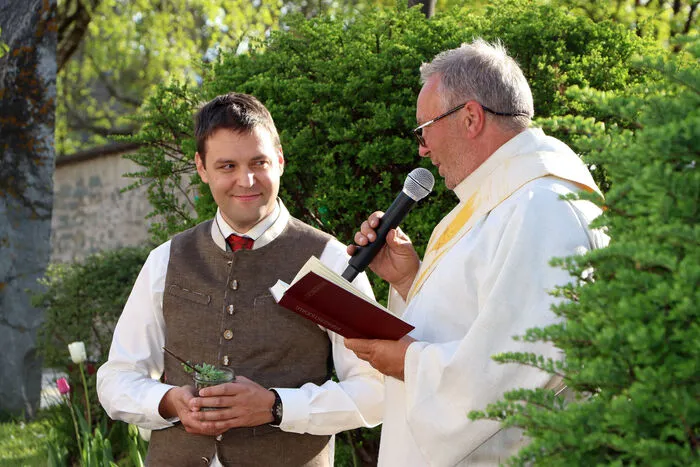 Die Segnung der Jahrgangsweine führte Diakon Michael Wedenig durch.
