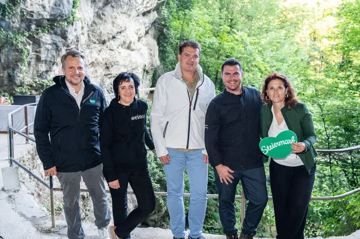 Michael Feiertag (Michael Feiertag, GF der Steirischen Tourismus und Standortmarketing GmbH), Sylvia Loidolt (Vorsitz des TV Region Graz), Hannes Tieber (Bürgermeister Peggau), Philipp Pirstinger (Privatkoch), Susanne Haubenhofer (Tourismusverband Erlebnisregion Graz) in Vorfreude auf die kulinarischen Erlebnisse.
