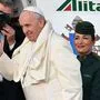 Papst besteigt Flugzeug, das ihn nach Irland bringt
