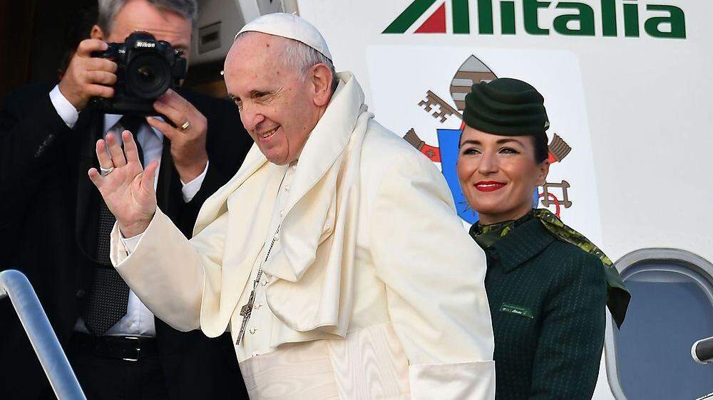 Papst besteigt Flugzeug, das ihn nach Irland bringt