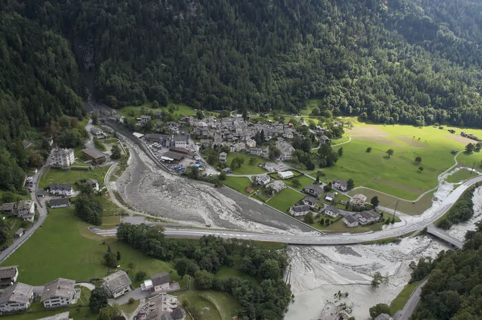 Die Bergsturzgefahr am Piz Cengalo ist seit langem bekannt. Das Gebiet wird seit Jahren vom kantonalen Amt für Wald- und Naturgefahren überwacht. Bei einer Messung Ende Juli hatten Geologen laut einem Medienbericht massiv erhöhte Felsbewegungen festgestellt.