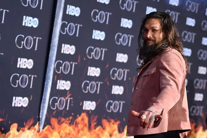 Jason Momoa. Bei der Premiere ließen sich auch jene Schauspieler blicken, die schon vor langer Zeit den Serientod starben ...