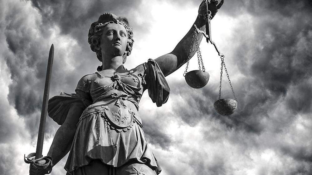Justitia, die Personifikation der Gerechtigkeit, muss sich derzeit auch um einige Rechtsanwälte kümmern