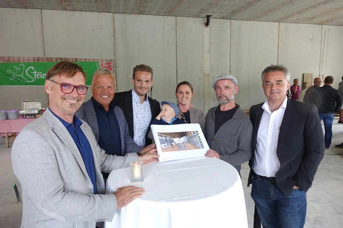 Feierten: Bürgermeister Erwin Eggenreich, Architekt Helmut Perner, Bauherr Knut Palten mit Sohn Oskar und Frau Gudrun, Innenarchitekt Jürgen Kalcher-Rothenstein (Fa. Göbel), Ingo Reisinger, Stadtrat und SPÖ-Nationalratskandidat.
