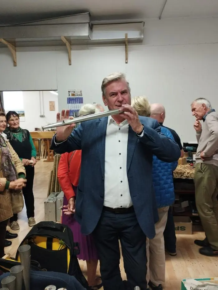 Dechant Aichholzer mit den neuen Orgelpfeifen 