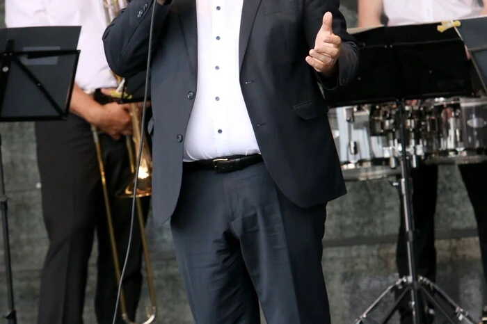 Bereits am späten Nachmittag wurde mit Fanfarenklängen zur Eröffnung durch Bürgermeister Walter Zemrosser (Foto) geladen. 