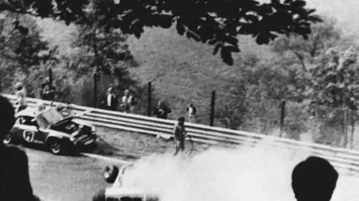 Nach einem Zusammenstoß in der zweiten Runde beim Grand Prix auf dem Nürburgring am 01.08.1976 brennt der Ferrari von Niki Lauda. Er trägt schwere Verbrennungen davon und wird in eine Ludwigshafener Klinik geflogen.