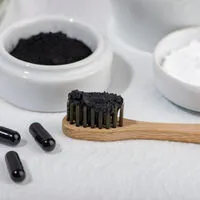 Als Zahnpasta, in Tablettenform oder in Beauty-Produkten - Aktivkohle kommt vielseitig zum Einsatz