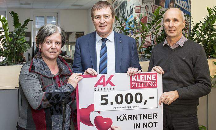 Susanne Koschier und Wolfgang Rausch übernehmen 5000 Euro von Arbeiterkammer-Präsident Günther Goach