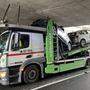 Autotransporter blieb in Klagenfurt in Unterführung stecken 