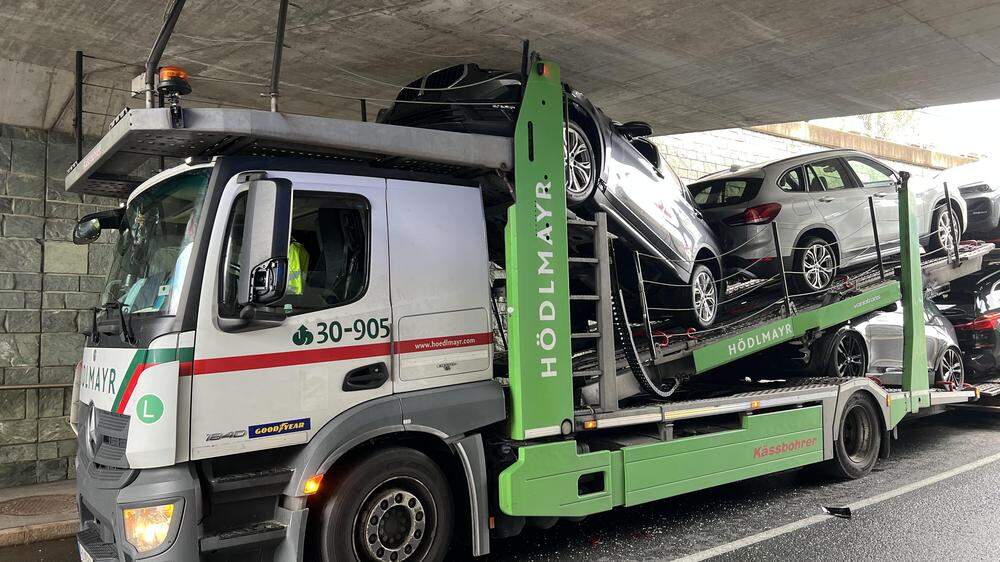 Autotransporter blieb in Klagenfurt in Unterführung stecken 