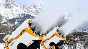 Skigebiete könnten künftig zu Stromerzeugern werden. Wind und Wasser sollen genutzt werden 