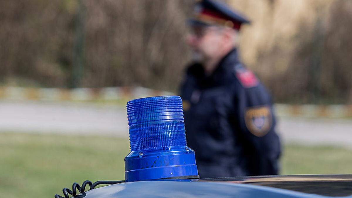 Polizist vor Blaulicht (Sujetfoto)