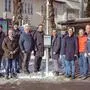 Eine größere Gruppe auf einer Bushaltestelle | Leopold Astner, Christian Müller, Markus Salcher, Josef Zoppoth, Johann Windbichler, Sebastian Schuschnig, Hartwig Ortner, Friedrich Veider, Ronny Rull, Roland Sint, Markus Brandstätter, Karoline Turnschek und Leopold Durchner