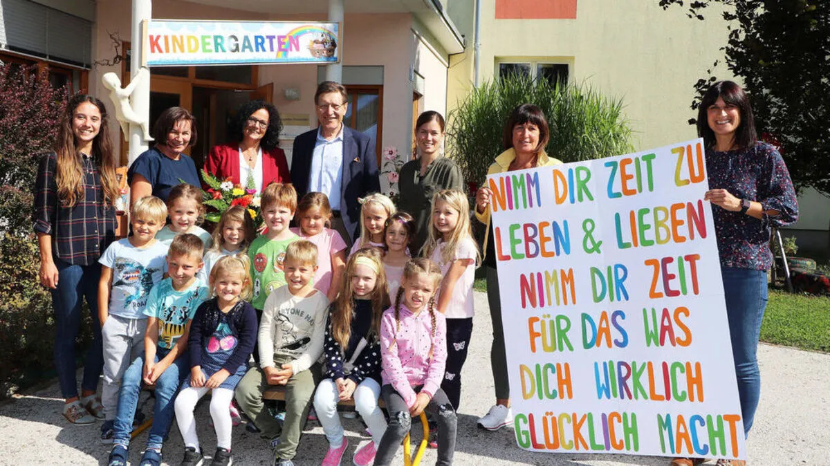 Andrea Broschwitz (Dritte von links) wurde von Hubert Stotter, von den Kolleginnen und natürlich von den Kindern in den Ruhestand verabschiedet