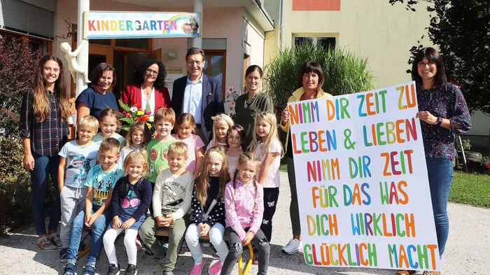 Andrea Broschwitz (Dritte von links) wurde von Hubert Stotter, von den Kolleginnen und natürlich von den Kindern in den Ruhestand verabschiedet