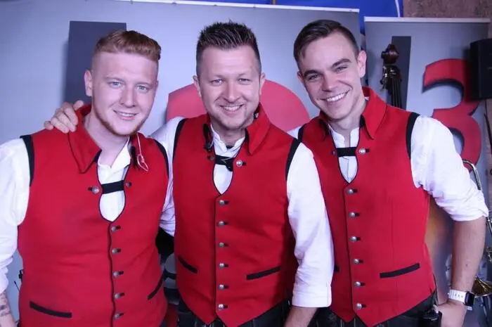 Bei einem Riesen-Glückshafen gab es wertvolle Preise zu gewinnen, für die kleinen Festbesucher stand eine Hüpfburg bereit. Für Musik und beste Stimmung sorgten „Ligist 3“ und „Alpenlandpower.“