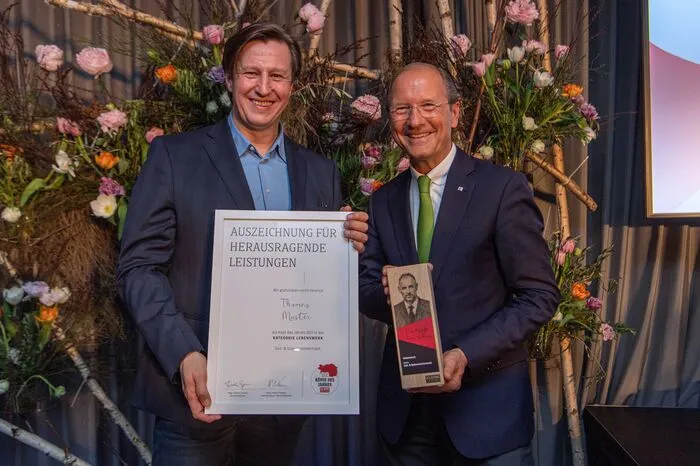 Sportredakteur Michael Schuen (li.) nahm den Preis für Thomas Muster entgegen