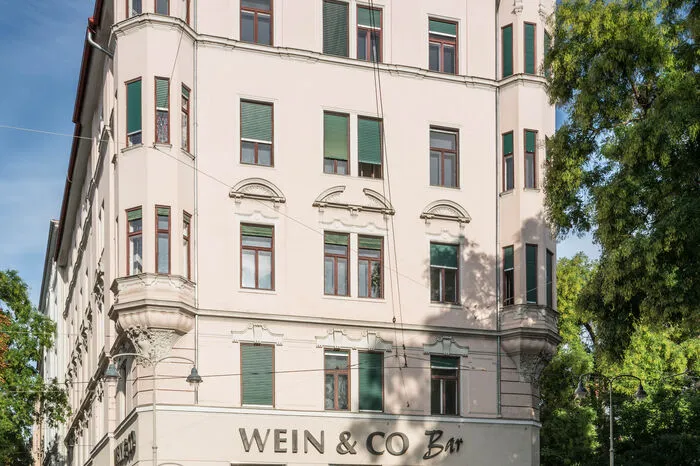 Mit einem ausgebauten Angebot mit über 1.200 Weinen bietet WEIN &amp; CO höchsten Weingenuss in jeder Preislage – mittels Genuss-Transfer auch direkt aus dem Shop. Darüber hinaus werden die Weine auch in den perfekt abgestimmten Riedel-Gläsern serviert.