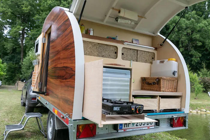 „Es sollte ein Aufsatz werden, der einem die Wahl lässt, nur den Anhänger zu benutzen oder eine Campingtour zu machen“, sagt der Tischler beim Rundgang um die kleine Schönheit.