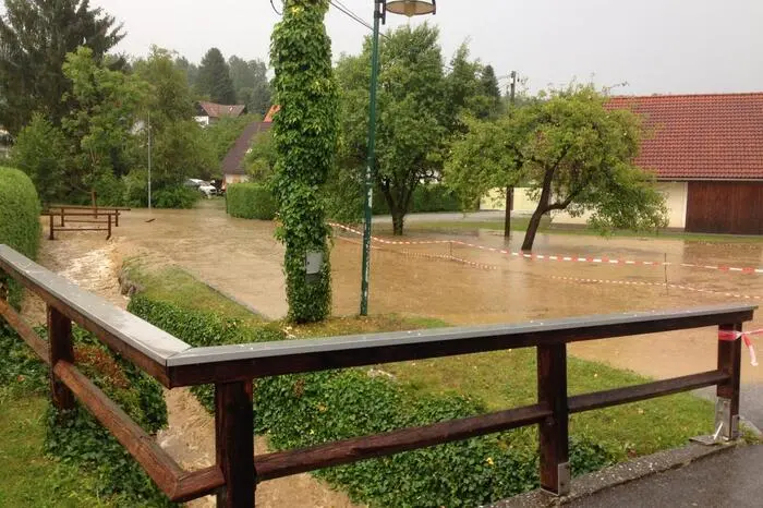 In Hitzendorf zum Beispiel mussten die Feuerwehren zu einigen Einsätzen ausrücken, auch zahlreiche Dächer wurden abgedeckt.