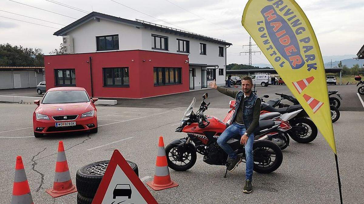 Fahrschulbesitzer Martin Haider vor dem Neubau im &quot;Driving Park Lovnttol&quot; in St. Marein