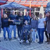 Beim 12. Spielberger Bikerday konnten 5100 Euro an Spenden für den schwer behinderten Fabian gesammelt werden – am Freitag wurde das Geld an die Familie des Buben übergeben