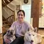 Tanja Pojer mit ihren Hunden „Loki“ und „Bumblebee“