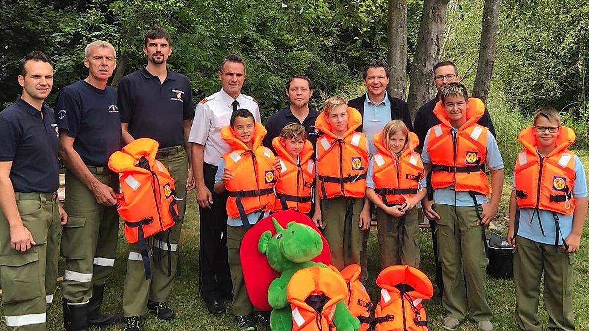 Die Feuerwehr-Jugend von St. Niklas wurde mit neuen Schwimmwesten ausgestattet