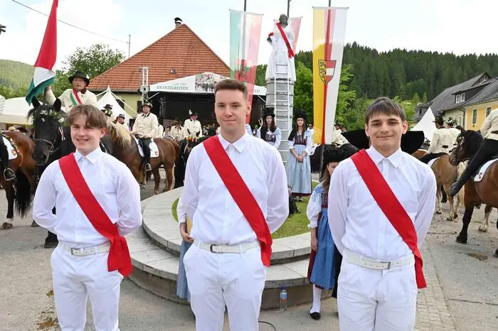 Flott waren die drei Hauptakteure des mehr als 455 Jahren alten Brauches: die Pfingstläufer Simon Reinsperger (19), Daniel Sperl (19) und Kevin Janz (16), die von ihren Ehrentänzerinnen Lena Sperl, Doreen Ristic und Jasmin Ettinger angefeuert wurden.