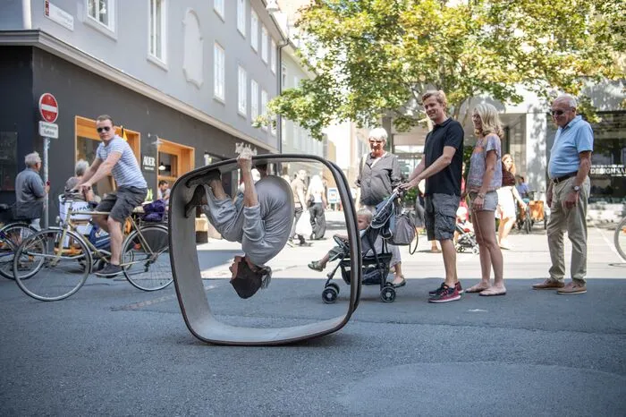 Kopfüber sieht der Tummelplatz gleich ganz anders aus.