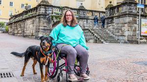 Kuno ist eine große Hilfe für Birgit Strapko wenn sie auf Kopfsteinplfaster fahren muss. Ein asphaltierter Streifen wäre eine Erleichterung für Rollstuhlfaher am Hauptplatz