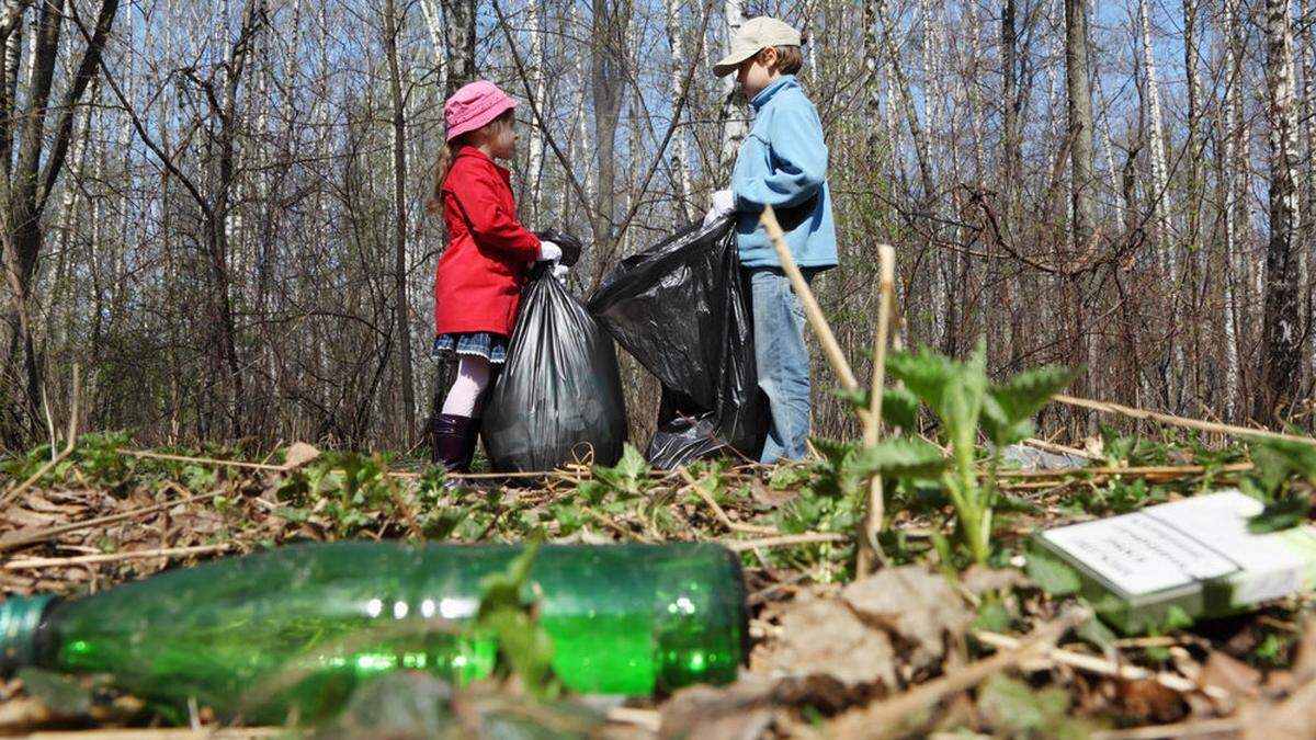 Mit den gesammelten Flaschen entsteht am Ligister Marktplatz ein Plastik-Mahnmal.