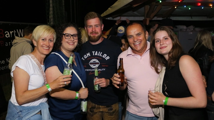 Jugend und Junggebliebene feierten heuer wieder bei der alljährlichen Vollmondparty am Sportplatz St. Peter am Wallersberg.