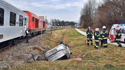 Das Auto landete im Straßengraben