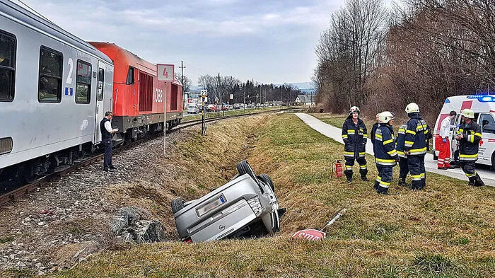 Das Auto landete im Straßengraben