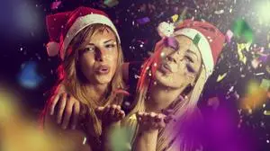 fotolia,sujet, kuss, küsse, frauen mit weihnachtsmütze, weihnachten, party, feiern, weihnachtsparty