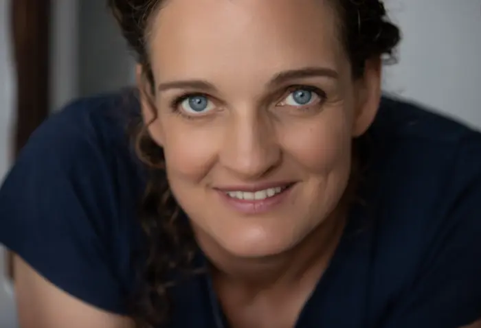 Zur Autorin | <strong>Nicola Schmidt</strong> ist eine deutsche Wissenschaftsjournalistin und Autorin von Erziehungsthemen und Gründerin des Projektes artgerecht, das bindungsorientierte Elternschaft in den Vordergrund stellt.&nbsp;