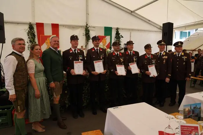 Zudem wurden Feuerwehrmitglieder geehrt