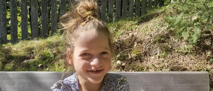 Auf der Wartebank: Laurena darf noch immer nicht in die Schule gehen