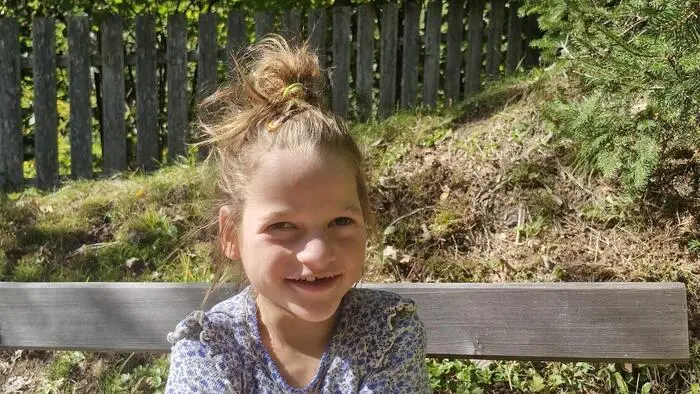 Auf der Wartebank: Laurena darf noch immer nicht in die Schule gehen