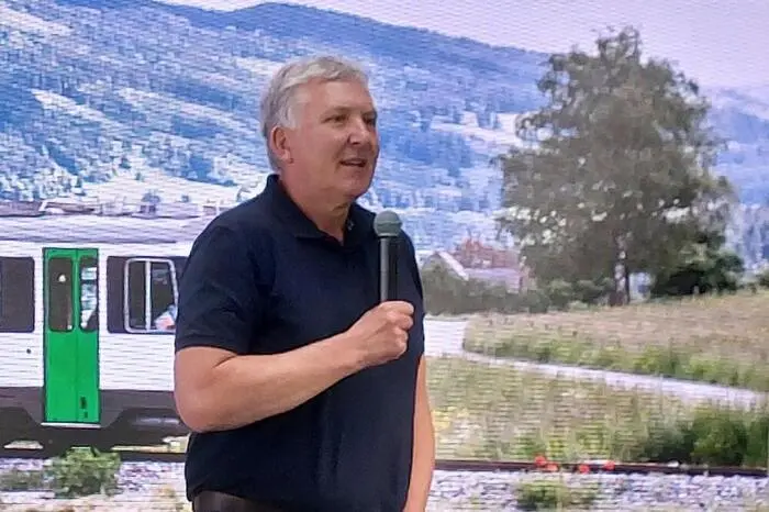Bürgermeister Thomas Kalcher und Tourismuschef Heimo Feiel betonten die Bedeutung der Murtalbahn für Bevölkerung und Tourismus und forderten langfristige Perspektiven sowie Verbesserungen etwa beim barrierefreien Zugang.