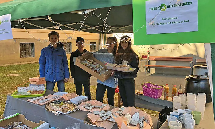 Alkoholfreien Punsch, Brote und Kekse verkauften die Schüler