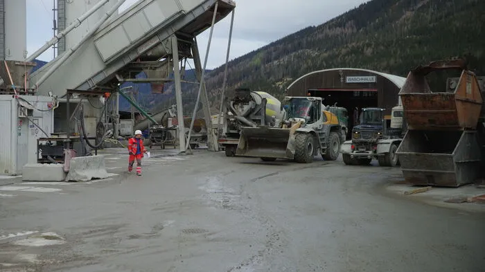 Der Beton wird im Freien gemischt und mit Mischwägen in den Tunnel gebracht.