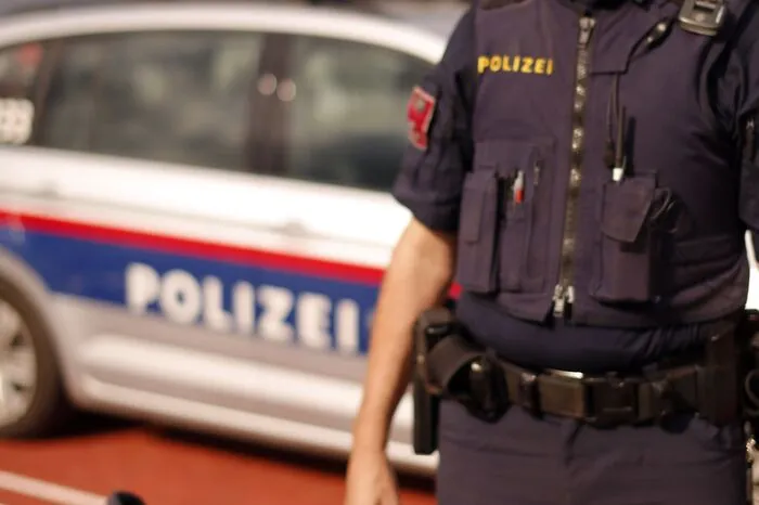 Gruppeninspektor Struggl. Die Polizei war mit Motorrad, Dienstwagen, Alkomat und Schutzwesten vor Ort.